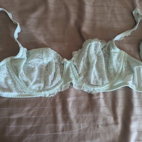 Victoria's Secret Lace Bra - Picture 1 of 3